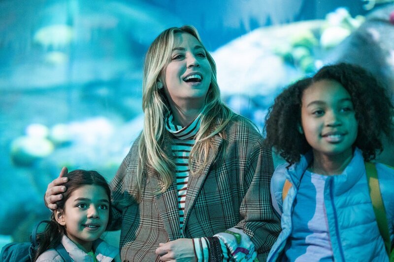 In der Mitte: Cassie Bowden (Kaley Cuoco) – Bild: SRF/​Warner Bros.