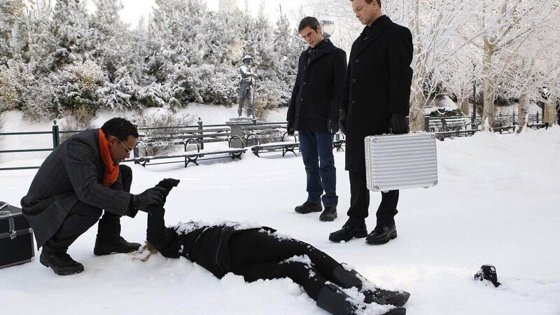 Bei den ersten Untersuchungen des Tatorts fällt Det. Sheldon Hawkes (Hill Harper, l.), Det. Don Flack (Eddie Cahill) und Det. Mac Taylor (Gary Sinise, r.) sofort eine mysteriöse, kreuzförmige Narbe am Handgelenk des Opfers Estelle Christensen (Melinda Dahl) auf. Hat das etwa eine Bedeutung? – Bild: TVNOW /​ CBS