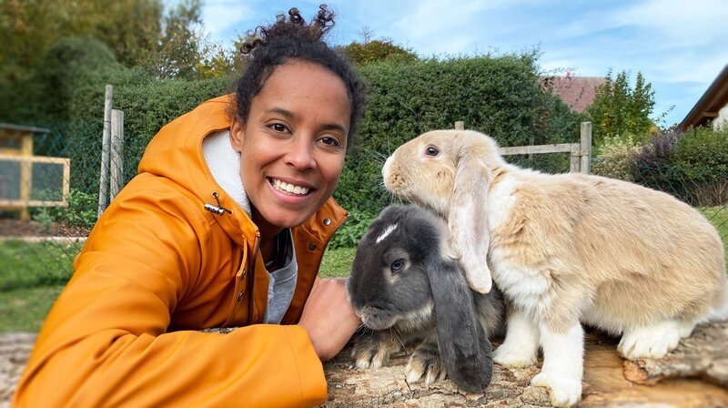 Wie alle Widderkaninchen, haben auch die Kaninchendamen „Khaleesi“ und „Kiara“ Schlappohren. – Bild: BR/​TEXT + BILD Medienproduktion/​Karen Markwardt