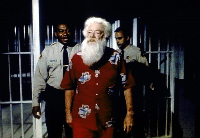 Santa Claus (Bill Erwin, M.) ist ins Gefängnis eingeliefert worden, weil er mit Gewalt verhindern wollte, dass sein Name missbraucht wird. – Bild: Paramount Pictures