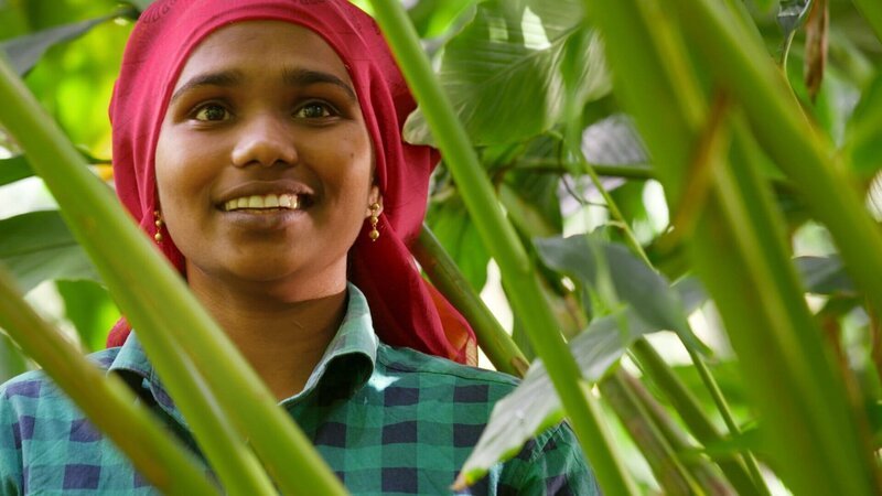 Anju Valiyakallungal arbeitet seit acht Jahren auf der Kardamomplantage. – Bild: SRF/​Autentic