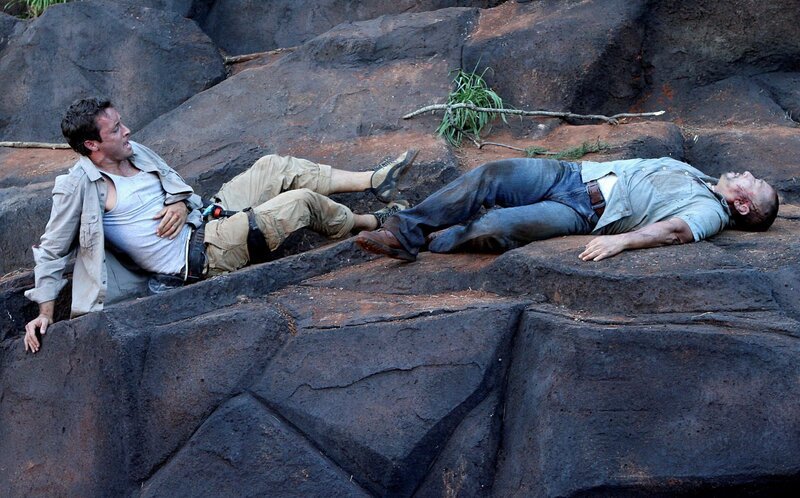 Steve und Danny unternehmen einen Wanderausflug in die Berge und finden dort einen toten Fischer (Jack Leung, r.). Beim Versuch, die Leiche zu bergen, stürzt Steve (Alex O’Loughlin, l.) und bricht sich den Arm … – Bild: CBS ENTERTAINMENT