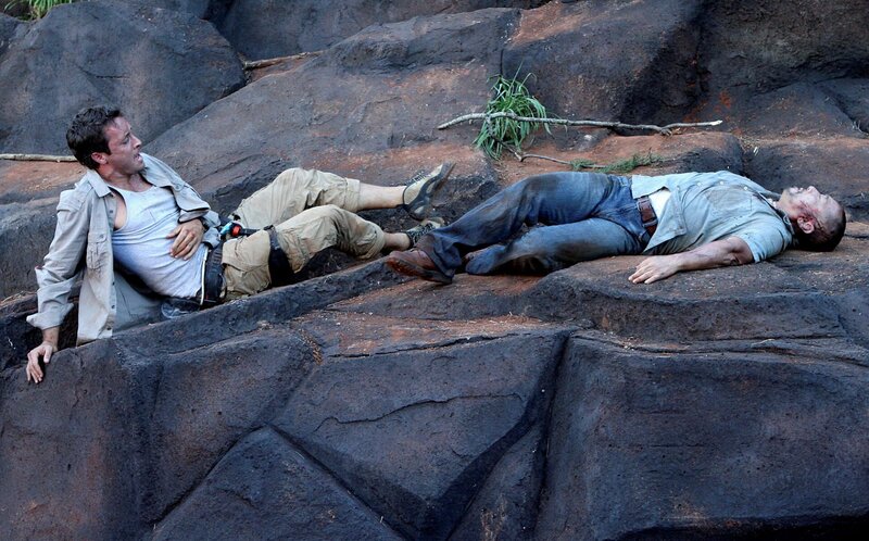 Steve und Danny unternehmen einen Wanderausflug in die Berge und finden dort einen toten Fischer (Jack Leung, r.). Beim Versuch, die Leiche zu bergen, stürzt Steve (Alex O’Loughlin, l.) und bricht sich den Arm … – Bild: CBS ENTERTAINMENT