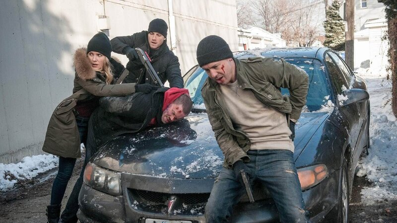 V.l.: Erin Lindsay (Sophia Bush), Festgenommerner (unbekannter Darsteller), Jay Halstead (Jesse Lee Soffer), Antonio Dawson ( Jon Seda) – Bild: RTL /​ NBC Studios