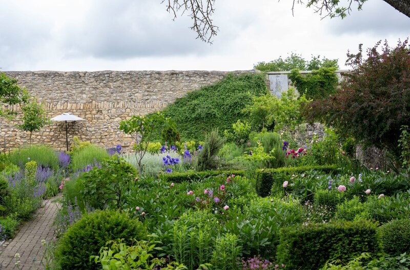 Im modernen Barockgarten blühen auf rund 1000 Quadratmetern Pfingstrosen, Schwertlilien und Zierlauch um die Wette. – Bild: WDR/​Melanie Grande