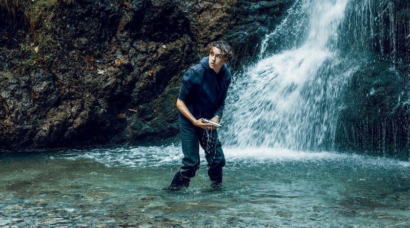Lukas (Marven Suarez Brinkert) fischt die Mordwaffe aus dem Wasser. – Bild: ARD Degeto Film/​Bantry Bay Productions GmbH