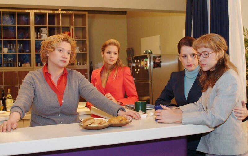 Lisa (Alexandra Neldel, r.) erfährt von Agnes (Susanne Szell, l.) und Inka (Stefanie Höner, 2.v.r.), dass ihre Vorgängerinnen gehen mussten, weil sie sich in David verliebt hatten. Sabrina (Nina-Friederike Gnädig, 2.v.l.) lauscht amüsiert dem Gespräch. – Bild: SAT.1 /​ Monika Schürle