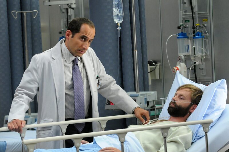 Eigentlich ist er ein Genie, doch sein Gehirn lässt mit der Zeit immer mehr nach. James Sidas (Esteban Powell, r.) möchte nicht mehr klug sein, Dr. Taub (Peter Jacobson)  ist ratlos … – Bild: NBC Universal, Inc.