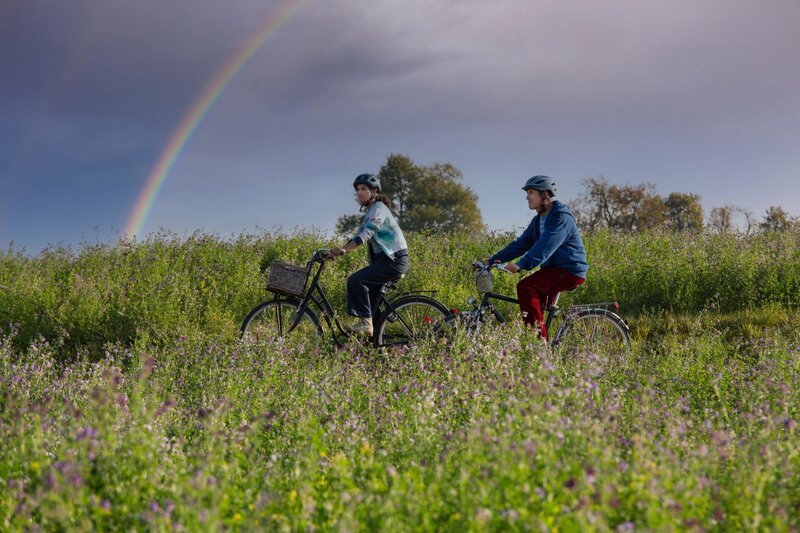 Yasemin (Sanam Afrashthe) und Fritz (Guido Hammesfahr) jagen einen Regenbogen. Auch wenn sie seinen Anfang nie erreichen werden, führt sie das Naturspektakel an einen ganz besonderen Ort. – Bild: Zia Ziarno und ZDF