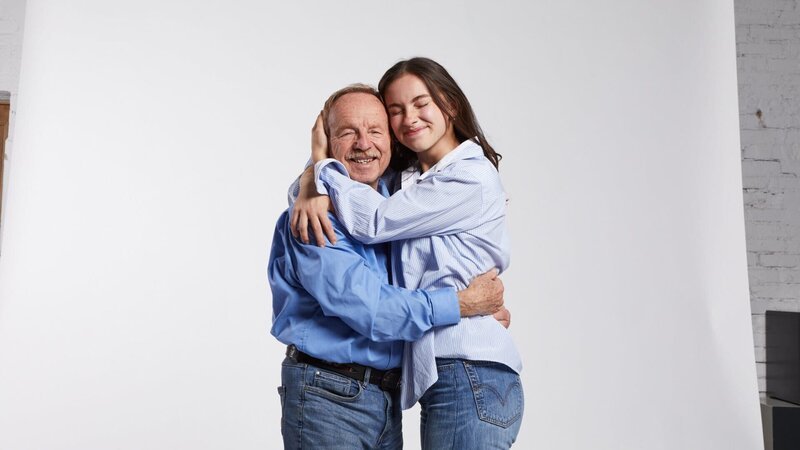 Laura ist 19 Jahre alt, ihr Vater Willy 81 Jahre. – Bild: 3sat