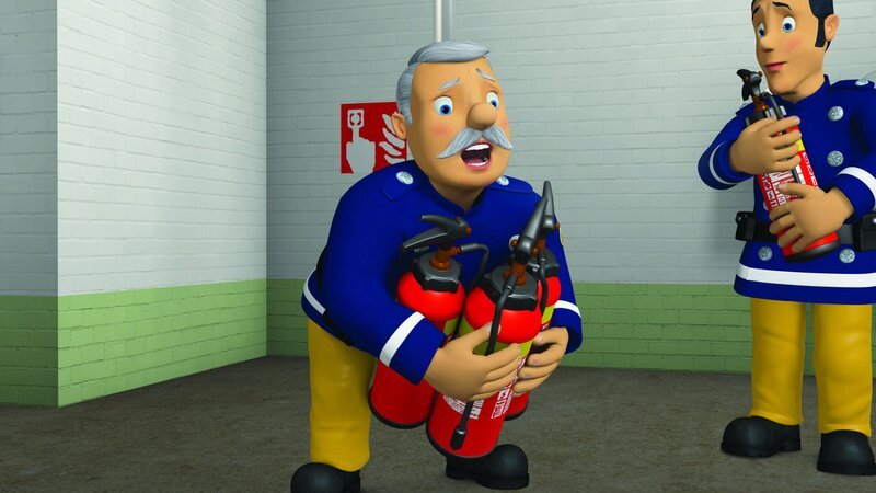 Hauptfeuerwehrmann Steele renkt sich bei einer Reinigungsaktion den Rücken aus. – Bild: KiKA/​2011 Prism Art & Design Limited