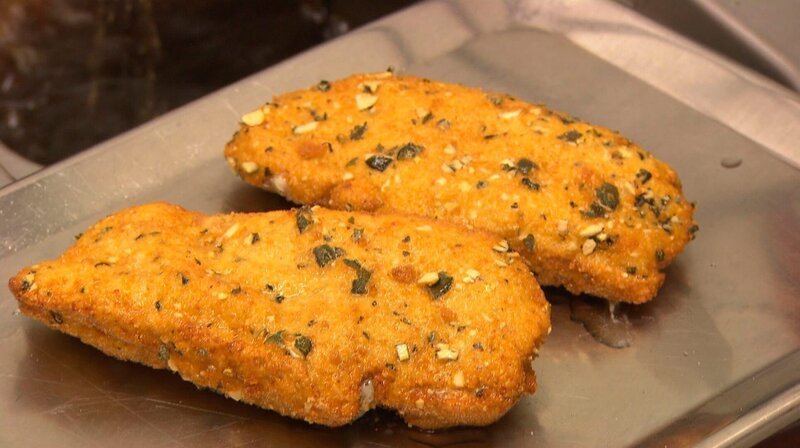 Cordon bleu mit Kürbiskernpanade der Metzgerei Hagenberger. – Bild: BR
