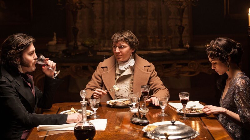 (v.l.n.r.) Dolokhov (Tom Burke), Pierre (Paul Dano), Helene Kuragin (Tuppence Middleton) – Bild: WDR/​BBC