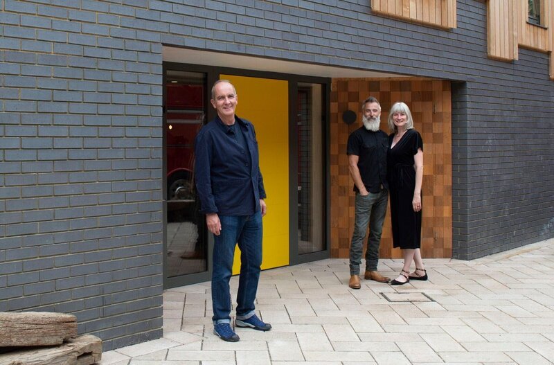 V.l.: Kevin McCloud, Olaf und Fritha. – Bild: Malgosia Czarniecka-Lonsdale