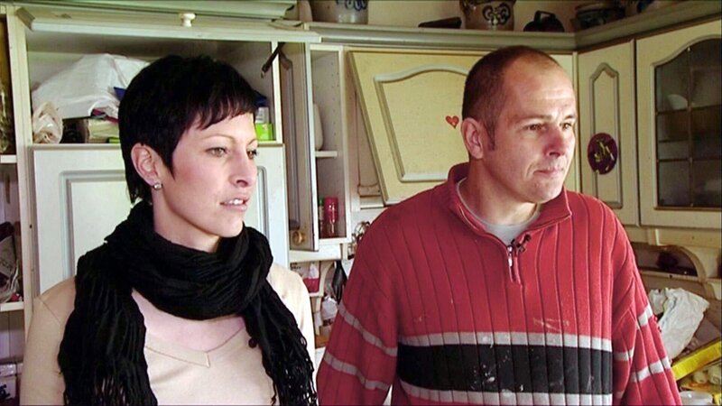 Antje und Michael kaufen für 49.000 Euro ein Fachwerkhaus mit acht Zimmern und 140 qm Wohnfläche. Doch in dem Haus hat zuvor ein Messie gelebt. – Bild: RTL II