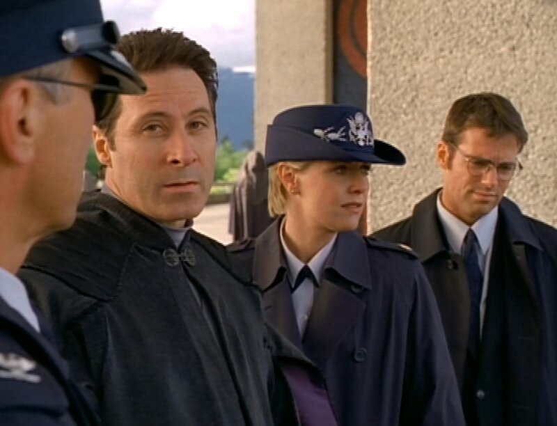 Omoc ist gestorben. SG-1 (Richard Dean Anderson, li. als O’Neill, Amanda Tapping als Carter, Michael Shanks als Daniel) ist zum Begräbnis nach Tollana gereist, dort treffen sie Narim (Garwin Sanford, 2ter li.) … – Bild: RTL II