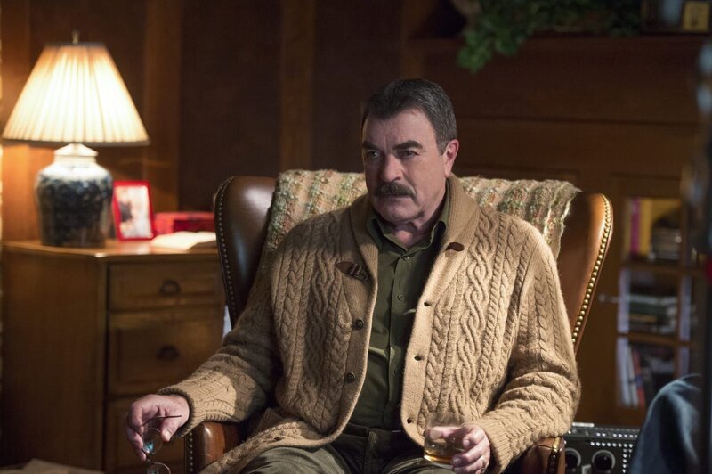 Franks (Tom Selleck) ehemaliger Partner will ein Buch über die schlechten alten Zeiten veröffentlichen. Welche schmutzigen Details werden über Franks wohl ans Licht kommen? – Bild: CBS Broadcasting Inc.