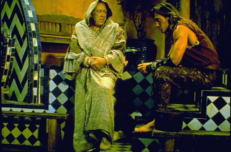 Zeus (Anthony Quinn) und Hercules (Kevin Sorbo) – Bild: NBCU