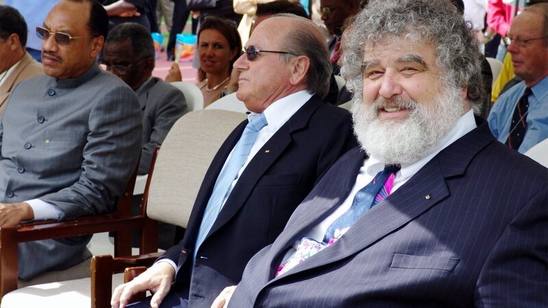 FIFA-Exekutivmitglied Chuck Blazer (vorne) neben Sepp Blatter, damals FIFA-Präsident – Bild: SRF/​Arte/​ZDF