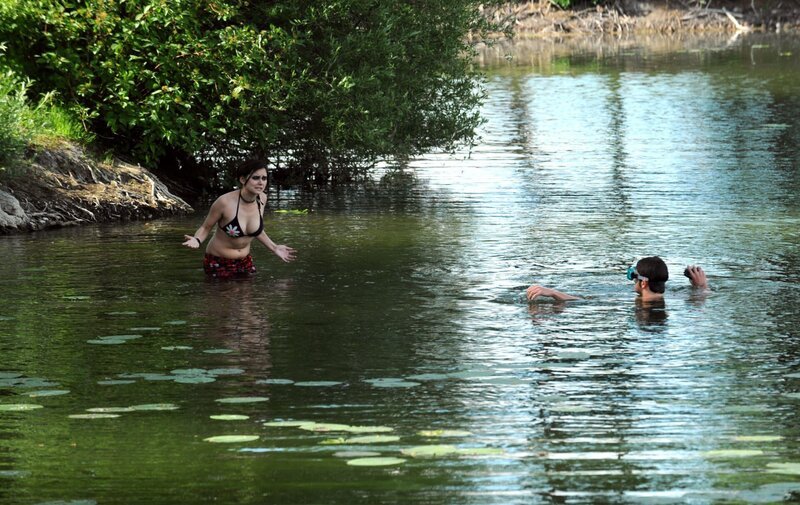 Nina wird panisch, als sie einen riesigen Fisch zu sehen glaubt. Von links: Nina Kreutzer (Andrea Schmitt) und Flori Brunner (Tommy Schwimmer). – Bild: BR/​Marco Orlando Pichler