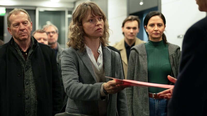 Lena Birkwald (Lisa Wagner, M.) händigt Sven Lebert einen Durchsuchungsbefehl für die Firma aus. – Bild: ZDF und Petro Domenigg