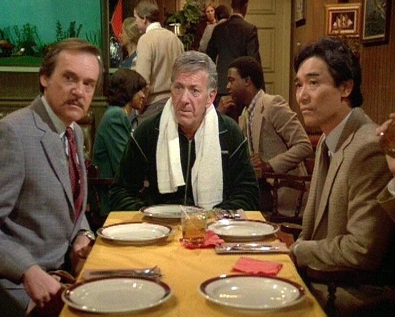 Obwohl der Fall gelöst ist, können sich Quincy (Jack Klugman, Mi.), Sam (Robert Ito, re.) und Dr. Astin (John S. Ragin) nicht wirklich freuen. – Bild: RTLup