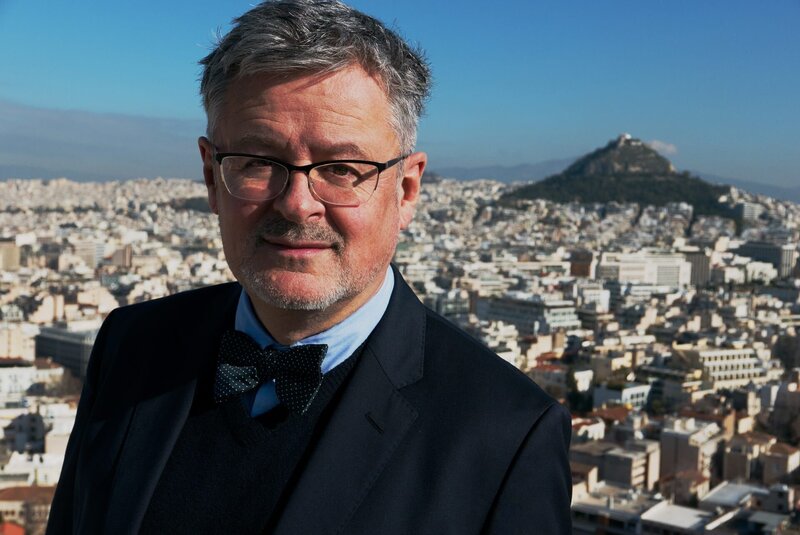 Sir Christopher Clark vor der Akropolis: Europa ruht auf dem Wert von Freiheit und Demokratie. – Bild: 3sat