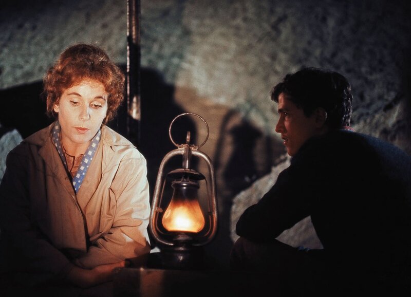 Die 6 Kummerbuben Zwiegespräch: Linda Gesier als Sophie Kummer, Urs Hofmann als Mändel – Bild: SRF/​Neue Film AG/​S.Kuhn