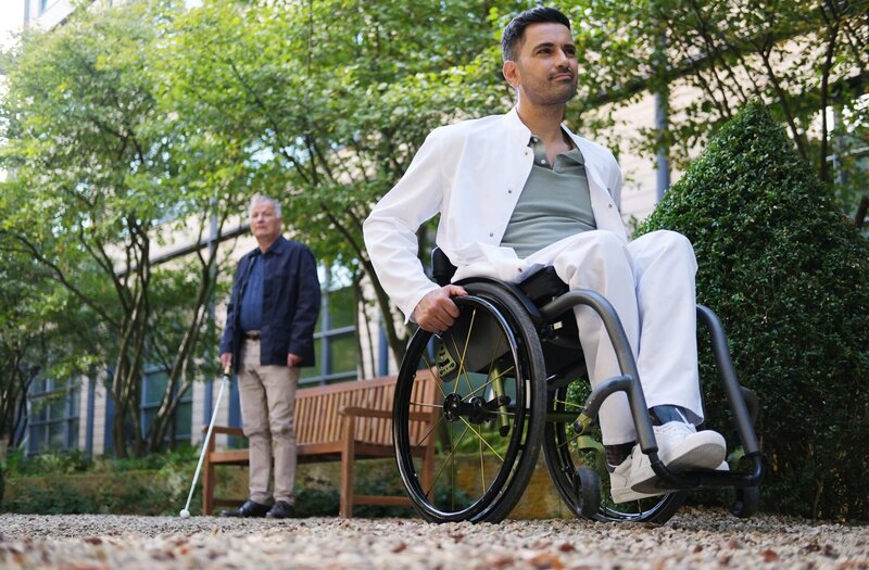 Dr. Ilay Demir (Tan Caglar, li.) hat versucht, in dem fast gänzlich erblindeten Dr. Roland Heilmann (Thomas Rühmann, re.) ein klein wenig Optimismus zu wecken. Ilay war in einer ähnlichen Situation, als er nach einem Autounfall plötzlich nicht mehr laufen konnte. Doch Roland hat noch eine weite Strecke vor sich, bis er für Gespräche dieser Art dankbar sein könnte. – Bild: MDR/​Saxonia Media/​Sebastian Willnow