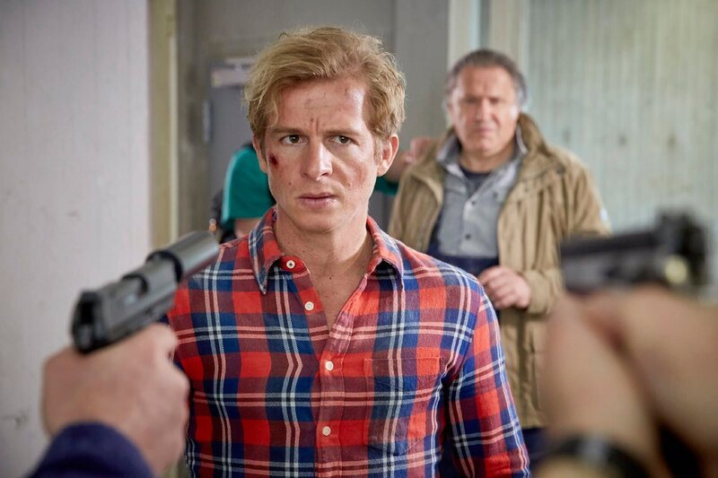 Paul (Daniel Roesner, l.) und dessen Vater Klaus Renner (Michael Brandner) sind in die FĂ¤nge der Verbrecher geraten und schweben in Lebensgefahr … – Bild: RTL Crime /​ Guido Engels
