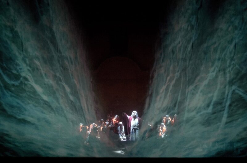 Michele Pertusi glänzt in „Moses und Pharao“ als Moses. – Bild: Monika Rittershaus Michele Pertusi glänzt in „Moses und Pharao“ als Moses. – Bild: Monika Rittershaus