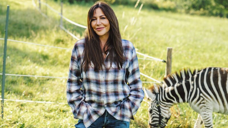 Dorfhelferin Katja Baumann (Simone Thomalla) muss sich um ein Zebra kümmern. – Bild: ZDF und Hendrik Heiden