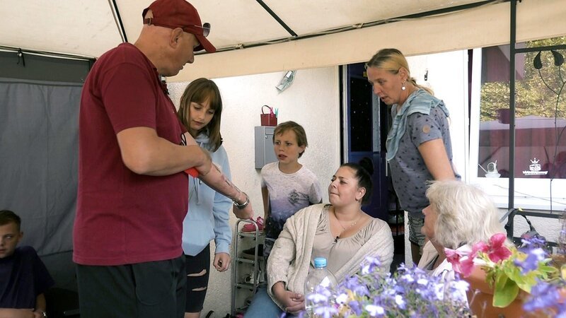 Elvis’ Familie ist gespannt, wie das Tattoo aussieht.. – Bild: RTLZWEI