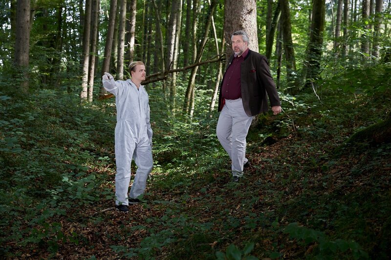 Ein Kollege der Spurensicherung (Komparse, l.) zeigt Kommissar Stadler (Dieter Fischer, r.) den Weg zum Tatort. – Bild: Bojan Ritan /​ Die Verwendung ist nur bei redak /​ ZDF /​ © ZDF/​Bojan Ritan