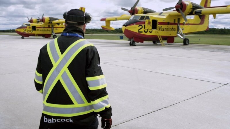 Flugzeugingenieure sorgen dafür, dass Löschflugzeuge in bestem Zustand sind. – Bild: SRF
