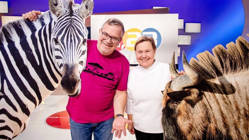 Bei „1, 2 oder 3“ geht es heute in die Savanne. Antilopenforscherin Frauke Fischer (r.) erklärt alles rund um Gnu, Zebra und Gazelle. – Bild: ZDF und Ruppografie – Nadine Rupp