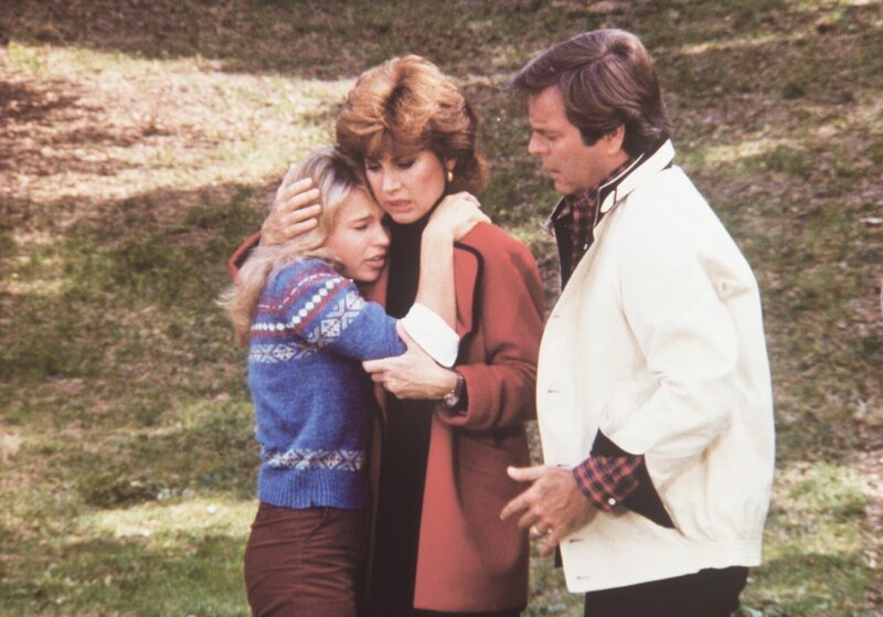 Beinahe wäre Lisa (Kari Michaelsen) von einem Auto überfahren worden. Jennifer (Stefanie Powers) und Jonathan (Robert Wagner) wollen noch nicht glauben, dass dies ein absichtlich herbeigeführter Unfall war … – Bild: Columbia Pictures
