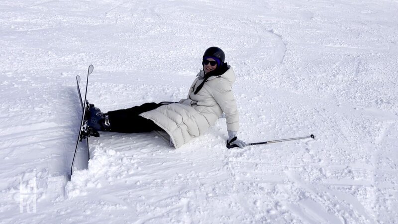 Für Jey geht es heute auf die Skipiste (inkl. Flachmann). Julia und Tim hingegen zieht es ins Stadion – doch vorher entlockt Julia Tim seine sehr konkrete Traumfrauvorstellung. – Bild: RTLZWEI