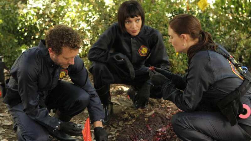 Hodgins (T. J. Thyne), Cam (Tamara Taylor, Mi.) und Brennan (Emily Deschanel) suchen am Tatort nach Spuren, um den Tod eines arbeitslosen Tagelöhners aufzuklären. – Bild: RTL /​ FOX