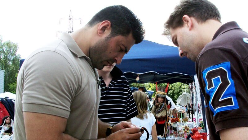 Trödelexperte Sükrü (li.) mit einem Käufer auf dem Flohmarkt. – Bild: RTL II