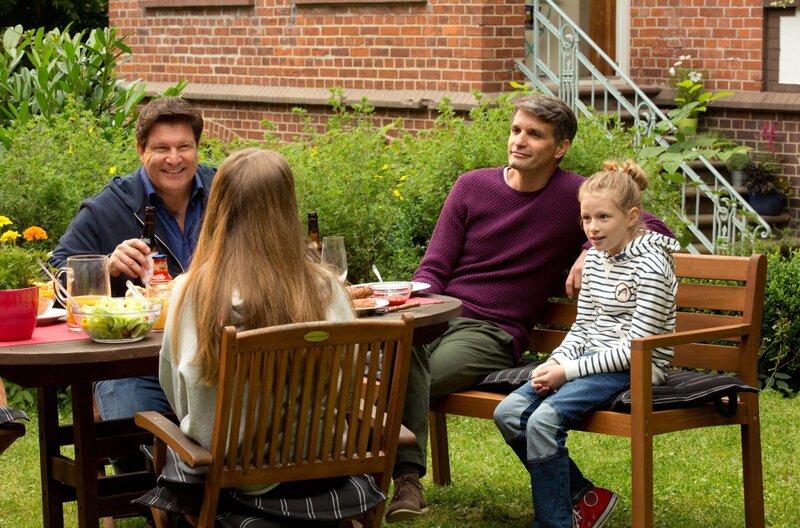 Lotte hat Ihre Wette gewonnen. Christian, Michael und Rosalie freuen sich für sie. – Bild: ARD/​Volker Roloff