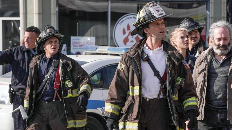 V.l.: Christopher Hermann (David Eigenberg), Matthew Casey (Jesse Spencer), Sylvie Brett (Kara Killmer), Otis (Yuri Sardarov) – Bild: TVNOW/​NBC Universal