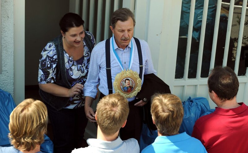 Schattenhofer ist verdutzt, als die Lansinger ihn zum „besten Bürgermeister“ küren. Von links: Monika Vogl (Christine Reimer) und Bürgermeister Schattenhofer (Werner Rom). – Bild: BR/​Marco Orlando Pichler