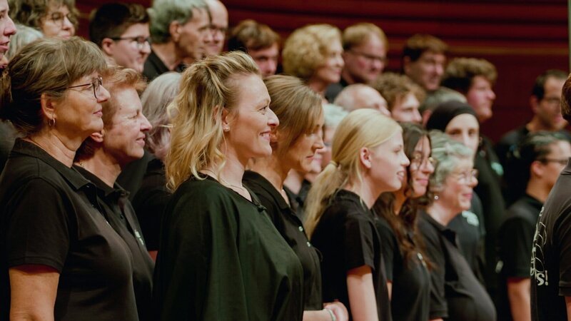 Kulturplatz Ein Chor für alle Fälle Folge 4 – Das grosse Finale Beim grossen Auftritt im KKL Luzern steht der Chor im Rampenlicht – ein emotionaler Höhepunkt nach monatelangen Proben. – Bild: SRF