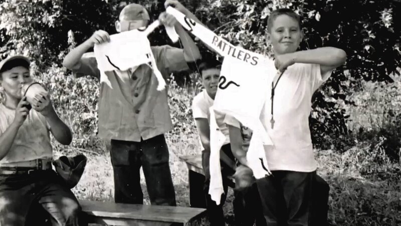 Jungen aus der Gruppe „Die Adler“ des Feriencamps präsentieren eine zerrissene Flagge der gegnerischen Gruppe, den „Klapperschlangen“. Das Robbers-Cave-Experiment machte 22 Jungen 1954 zunächst zu Feinden. Danach wurde versucht sie wieder zu versöhnen. – Bild: ZDF/​Archiv