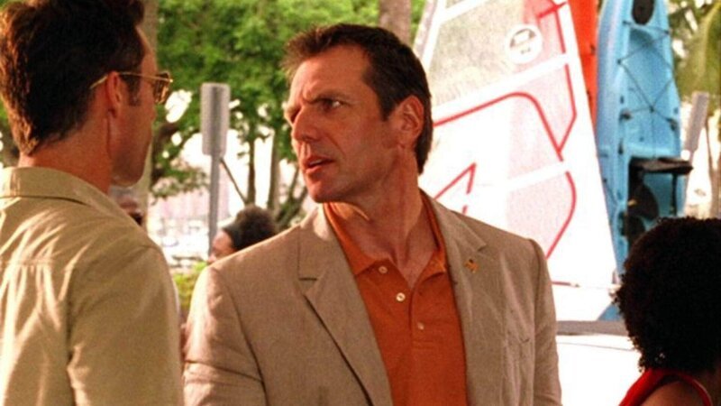 Der FBI-Agent Jason Bly (Alex Carter, r.) spioniert Michael (Jeffrey Donovan) schon seit Tagen hinterher. Jetzt stellt Michael ihn zur Rede. – Bild: RTL