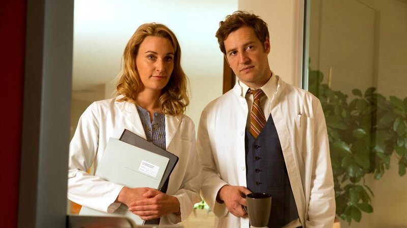 ARD FAMILIE DR. KLEIST VIII. STAFFEL FOLGE 105, „Unerwartete Gefahren“, Tanja (Christina Athenstädt, l.) und Timo (Tom Radisch, r.) beobachten das Ehepaar Freiberg. – Bild: ARD/​Volker Roloff