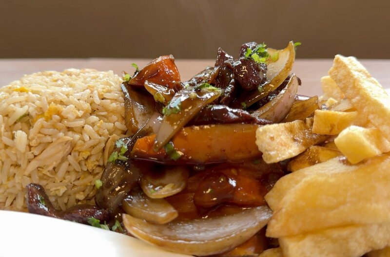 Peruanischer Wok im chinesischen Stil: Lomo Saltado ist das Hauptgericht in den „Chifas“ – den Restaurants, in denen China und Peru kulinarisch verschmelzen. – Bild: ARTE F /​ Elephant Doc