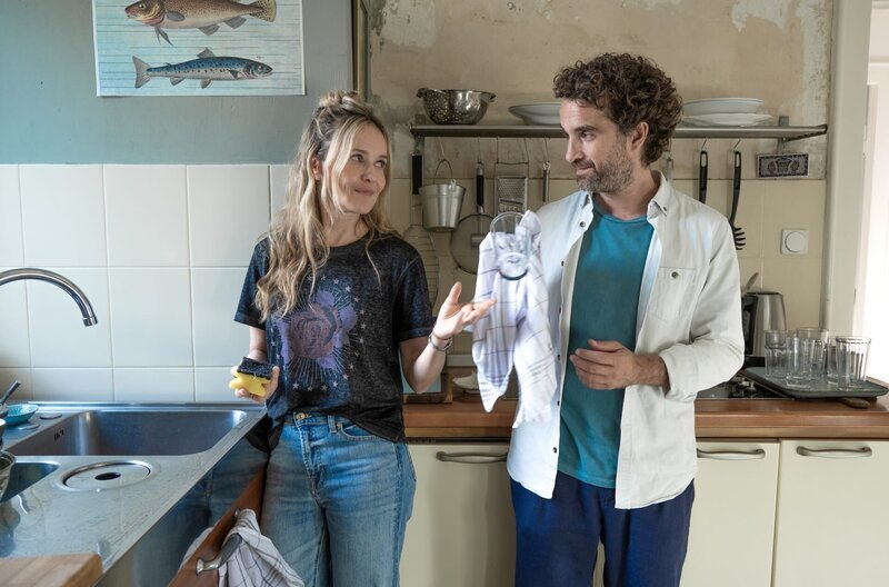 Miriam (Stefanie Stappenbeck) und Markus (Oliver Wnuk) reden über ihr Gartenfest. – Bild: ZDF und Britta Krehl