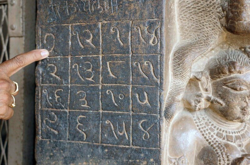 Im Parshvanatha-Tempel in Khajuraho, Indien, findet sich eine Inschrift, die Mathematiker heute als magisches Quadrat bezeichnen. – Bild: ARTE F /​ Les Films à Cinq